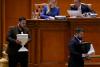 Bolojan l-a egalat pe Cîțu. 281 de voturi din Parlament l-au trimis acasă. Trei din cei patru prim-vicepreședinți PNL vor să continuie guvernarea 19007096