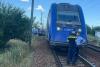 La un pas de tragedie în Constanța! Un autoturism a fost lovit de un tren Regio după ce șoferul a intrat pe pasajul pietonal 19013826