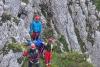 Fără hamuri, fără coardă, fără minte: Patru turiști au vrut să scurteze traseul pe Piatra Craiului și au ajuns atârnați pe un perete de stâncă 19019898