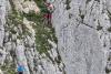 Fără hamuri, fără coardă, fără minte: Patru turiști au vrut să scurteze traseul pe Piatra Craiului și au ajuns atârnați pe un perete de stâncă 19019906