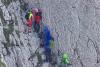 Fără hamuri, fără coardă, fără minte: Patru turiști au vrut să scurteze traseul pe Piatra Craiului și au ajuns atârnați pe un perete de stâncă 19019908