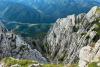 Fără hamuri, fără coardă, fără minte: Patru turiști au vrut să scurteze traseul pe Piatra Craiului și au ajuns atârnați pe un perete de stâncă 19019915