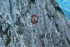 Fără hamuri, fără coardă, fără minte: Patru turiști au vrut să scurteze traseul pe Piatra Craiului și au ajuns atârnați pe un perete de stâncă 19019916
