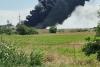 Incendiu uriaș după accidentul dintre o autocisternă cu benzină și un buldoexcavator pe DN2A, la Hârșova. A fost instituit un perimetru de siguranță de 800 de metri 19020162