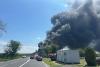 Incendiu uriaș după accidentul dintre o autocisternă cu benzină și un buldoexcavator pe DN2A, la Hârșova. A fost instituit un perimetru de siguranță de 800 de metri 19020163