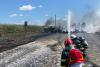 Incendiu uriaș după accidentul dintre o autocisternă cu benzină și un buldoexcavator pe DN2A, la Hârșova. A fost instituit un perimetru de siguranță de 800 de metri 19020164